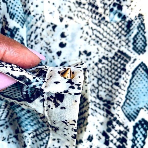 ✨ Daniel Rainn✨ Snake Print V-Neck Blouse W/Two Slip Pockets& Gold Cone Buttons - Picture 5 of 13